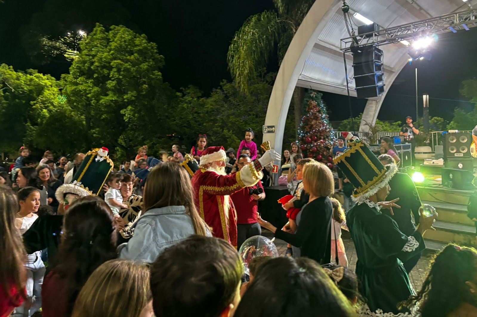 Sob luzes e sorrisos, Papai Noel chega em São Marcos e abre o Tempo de Natal