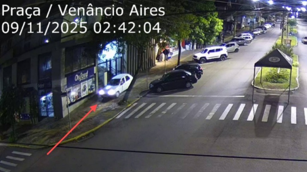 Câmeras de monitoramento flagram carro trafegando sobre calçada no centro de São Marcos