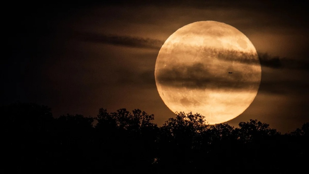 Primeira Superlua de 2026 pode ser vista neste sábado (03)