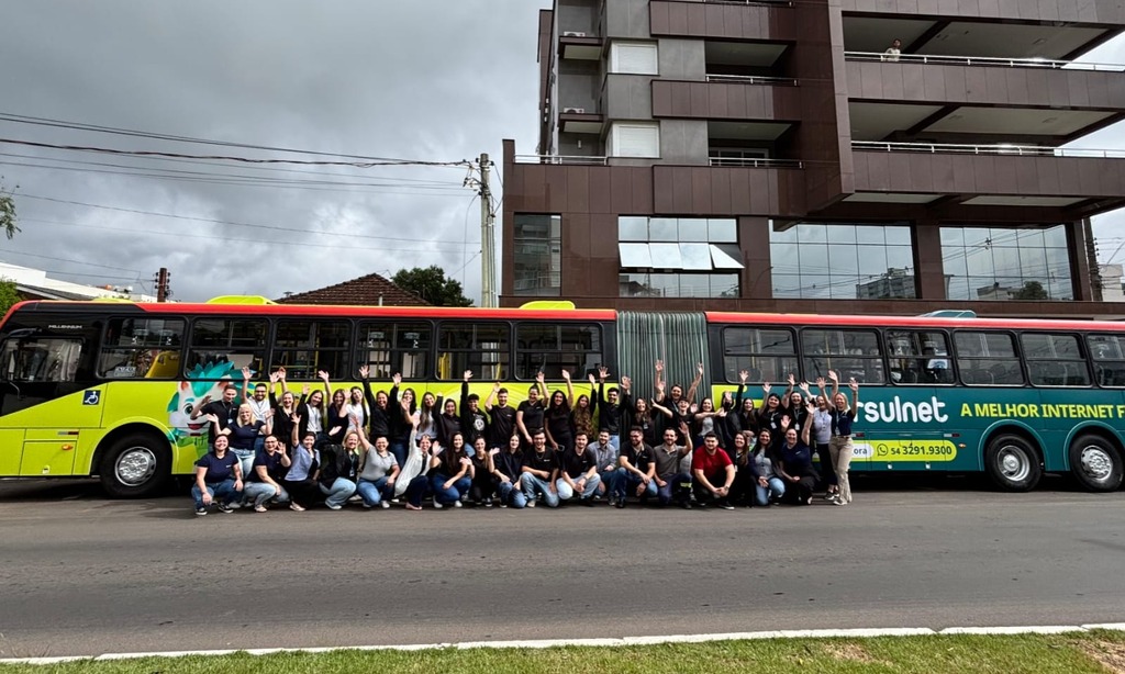 Brsulnet realiza ação institucional com exposição de ônibus plotado em São Marcos