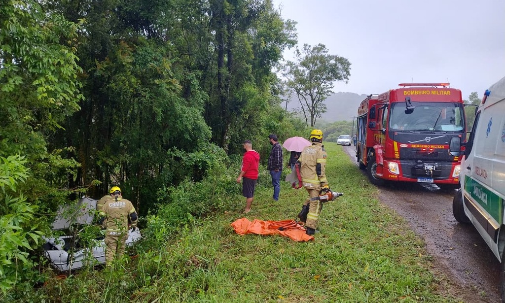 Mulher fica gravemente ferida após saída de pista seguida de capotamento na BR-116, em São Marcos