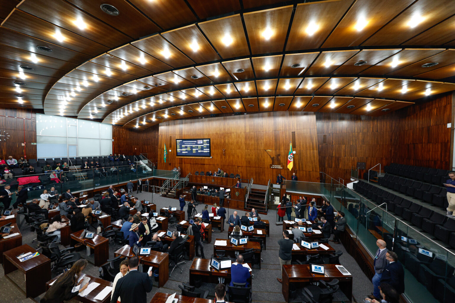 Deputados votam novo piso salarial para professores estaduais no RS