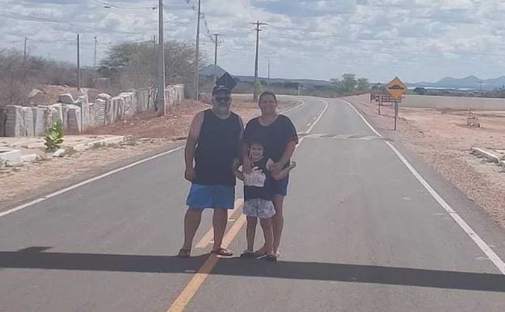 Família atípica percorre quase 10 mil quilômetros em uma camionete de mais de 30 anos