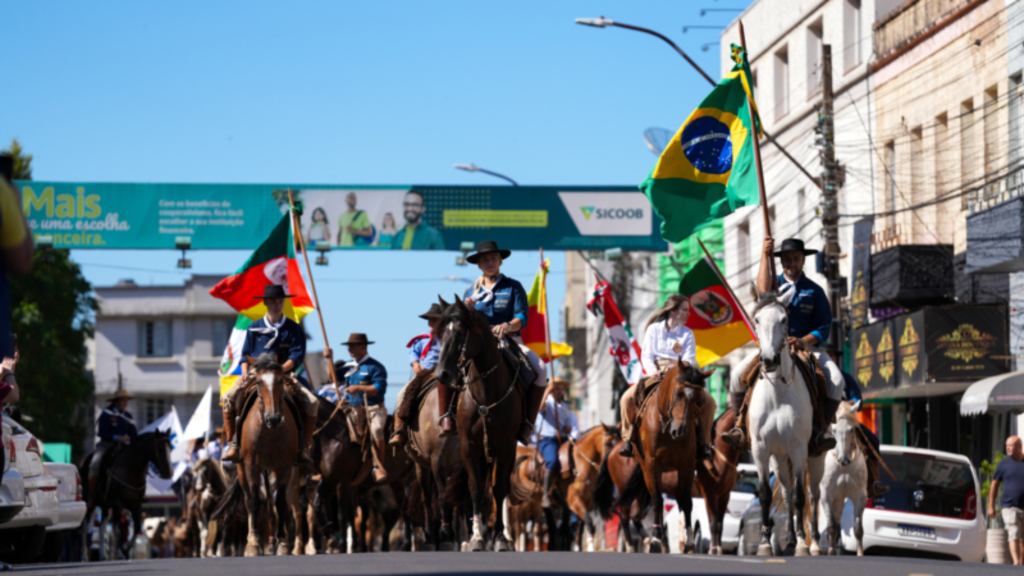 Grande público e emoção marcam a abertura do 36º Rodeio Crioulo Internacional de Vacaria