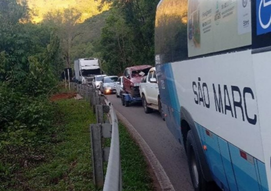 Motoristas reclamam de longas esperas em trechos de obras na BR-116 em São Marcos