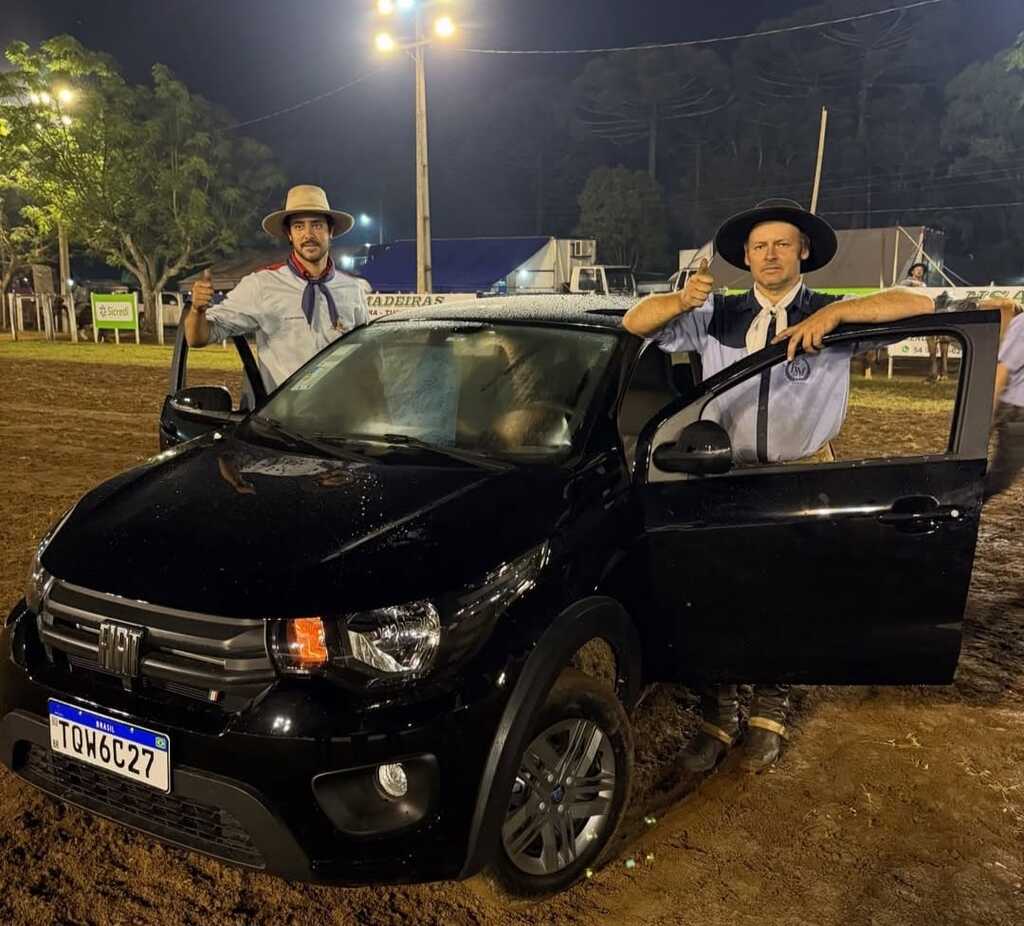Rodeio de São Marcos inicia nesta quinta com reforço de peso: dupla são-marquense conquista carro em prova estadual enquanto divulga o evento