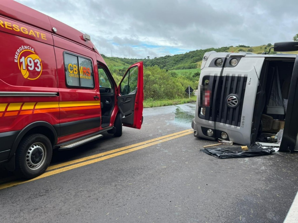 Caminhão tomba na BR-116, em Vacaria, e casal fica ferido