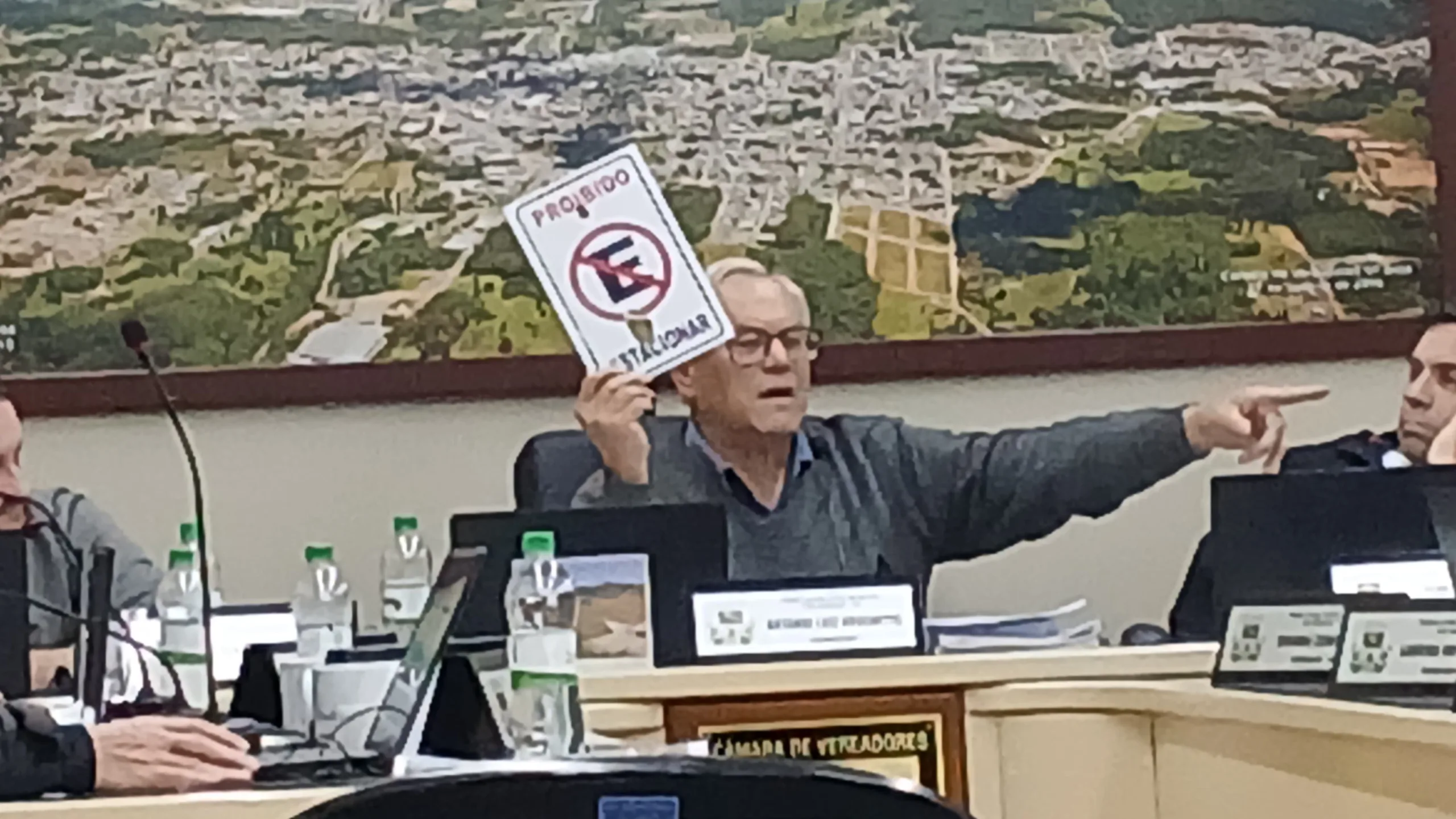 Proibido Estacionar: confusão entre presidente da Câmara e secretário de Obras expõe fragilidade sobre autonomia do Legislativo