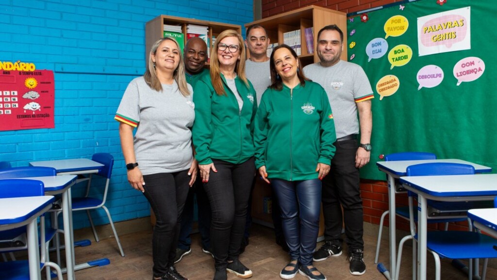 Em iniciativa inédita, professores da Rede Estadual terão uniformes em 2026