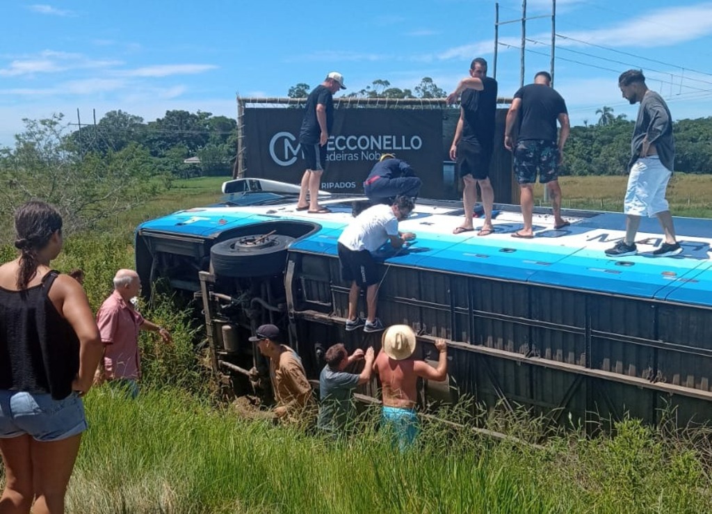 Ônibus de São Marcos se envolve em acidente na Rota do Sol, em Terra de Areia