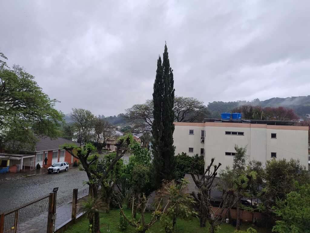 Chuva e rajadas de vento atingem parte do Estado nesta sexta-feira