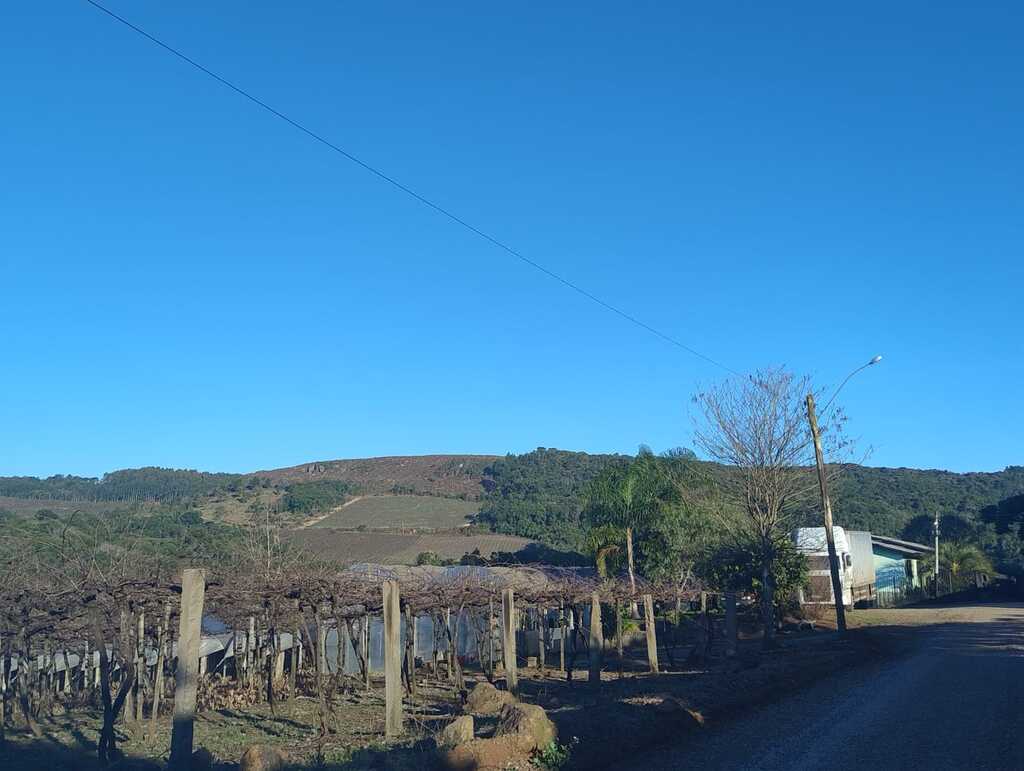 Frente fria traz chuva e risco de temporais neste sábado