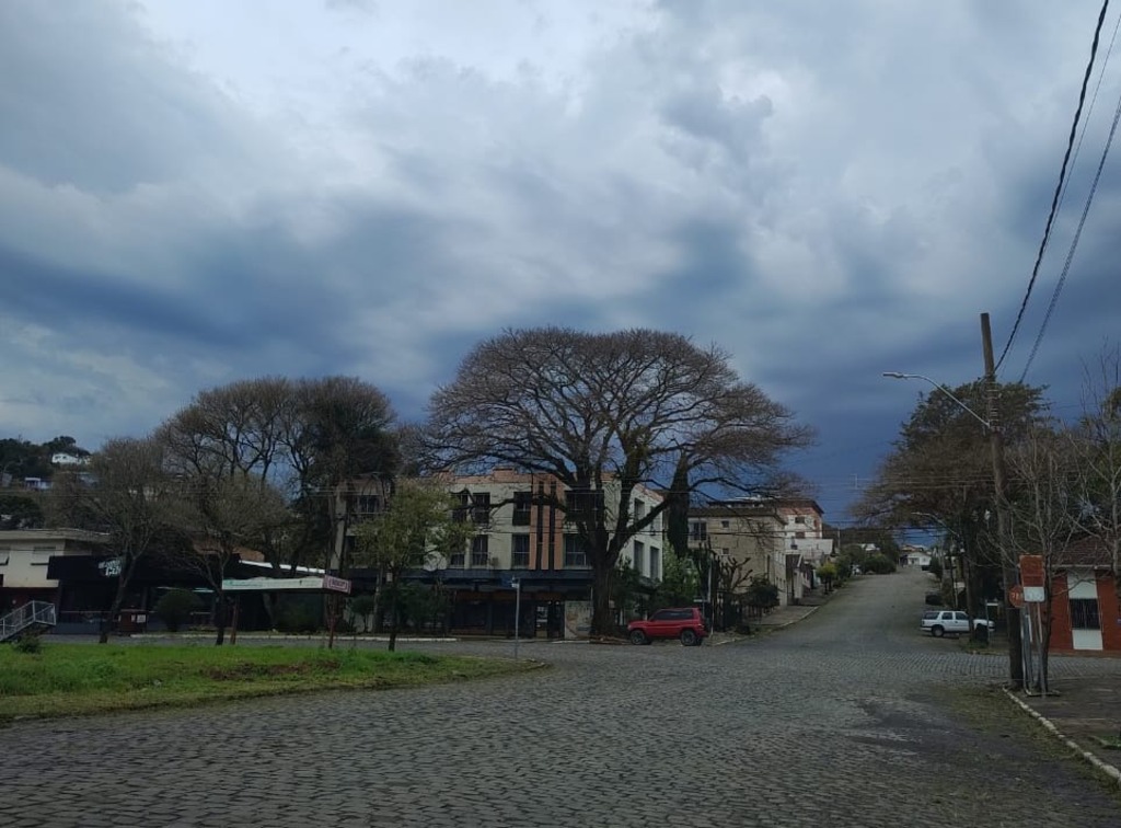 Quarta-feira terá vento forte e chance de chuva isolada em parte do Estado