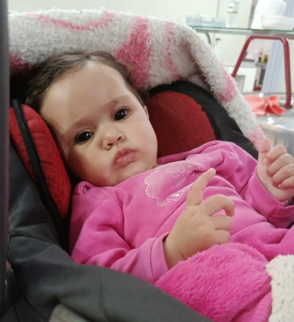 Família de Campestre da Serra busca apoio para custear tratamento visual de bebê de 8 meses