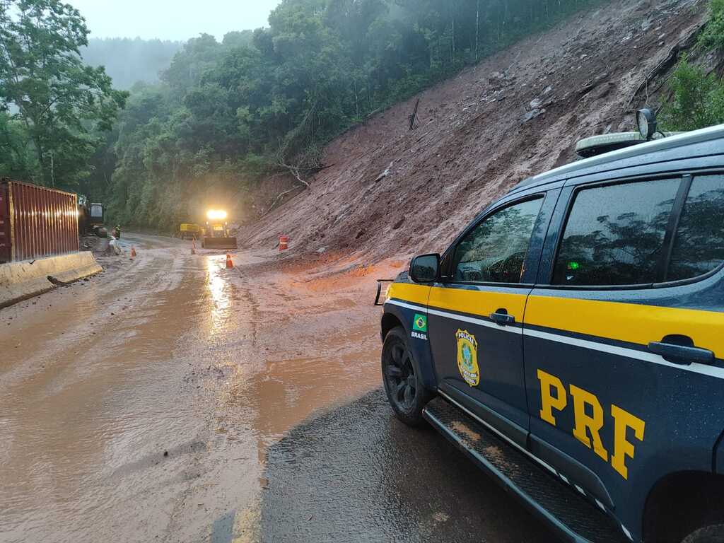 Km 128 da BR-116 terá bloqueio total em São Marcos para limpeza da pista após deslizamento