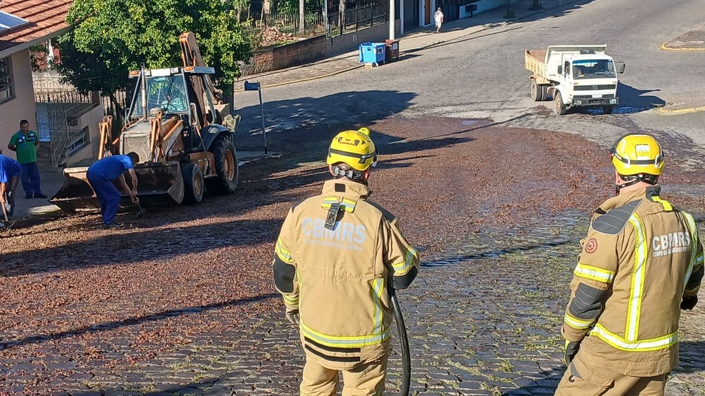 Caminhão carregado de uvas perde carga em ladeira e mobiliza equipes em São Marcos