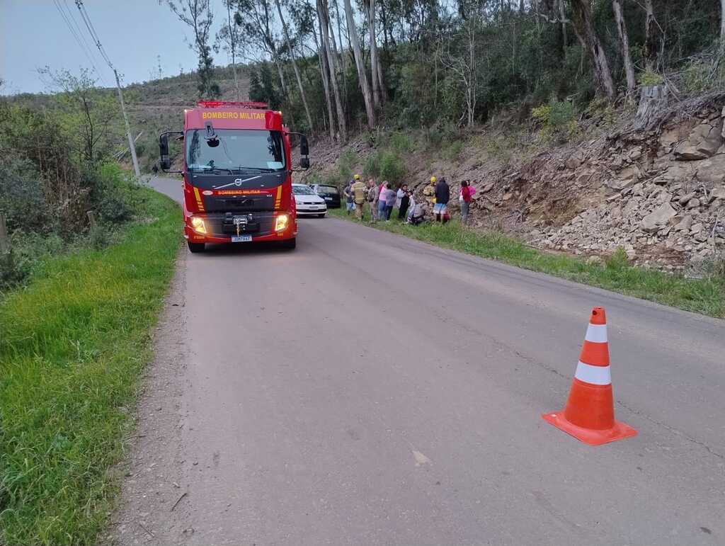 Mãe e filha ficam levemente feridas após capotamento na Rodovia Padre Pedro Rizzon, em São Marcos