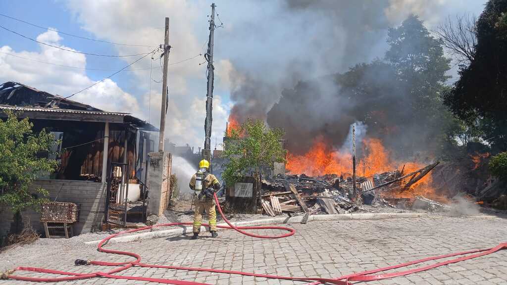Desentendimento entre irmãos terminou em incêndio que destruiu três casas e resultou em uma prisão em São Marcos