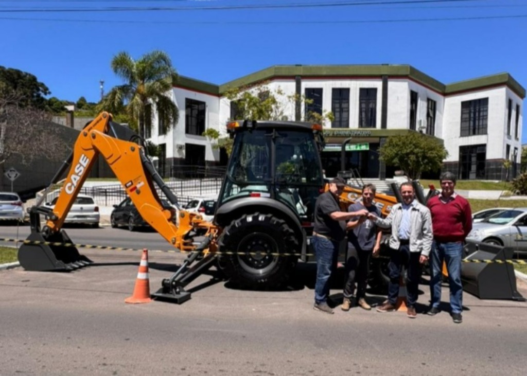 São Marcos amplia parque de máquinas com aquisição de nova retroescavadeira