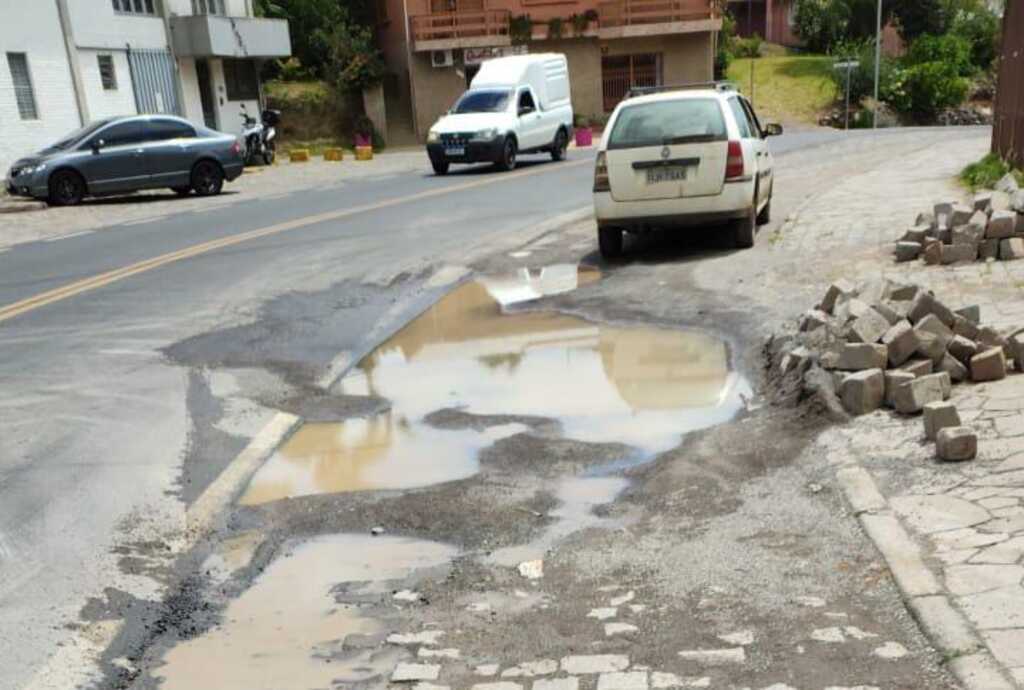 Vazamento crônico desperdiça água há mais de 30 dias na Estrada Padre Pedro Rizzon, em São Marcos