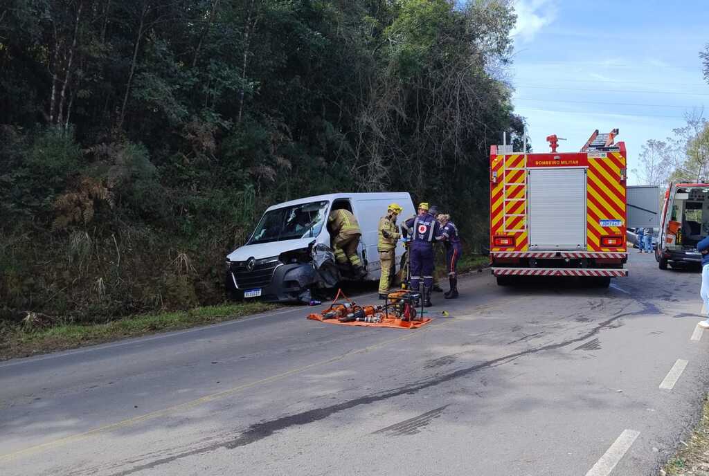 Mãe e filha ficam feridas em colisão entre van e carro no interior de São Marcos